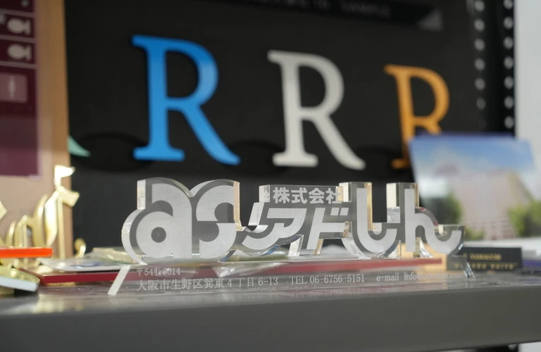 アクリル製品のディスプレイや看板製作｜大阪の看板屋さん　株式会社アドしん
